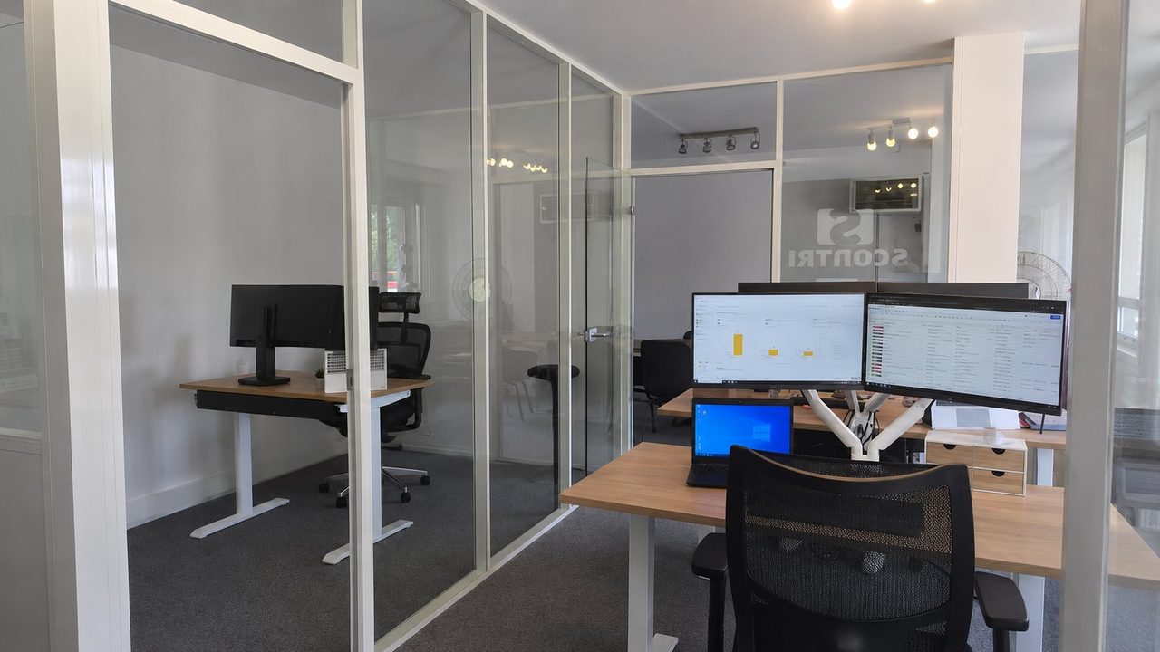 L'open space et les postes de téléprospection